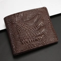Cartera clásica de hombre marrón oscuro con patrón de cocodrilo 3D en un escritorio - café