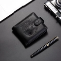 Dettaglio macro del portafoglio da uomo in pelle nera con tigre sbalzata e chiusura - Nero