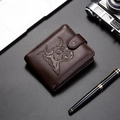 Detalle de cartera de cuero marrón con relieve de cabeza de toro y cierre de botón a presión - café