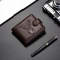 Makroaufnahme: Herrenbrieftasche aus braunem Leder mit geprägtem Hirschlogo und Druckknopf - Kaffeebraun