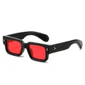 Gafas de sol cuadradas en negro brillante con lentes rojas y remaches dorados - Montura Negra Brillante Lentes Rojas