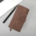 Lange Herrenbrieftasche mit strukturierter dunkelbrauner Mattoptik und Handschlaufe - Braun