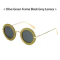 Gafas de sol ovaladas retro con montura verde mate, lentes grises oscuros y patillas de metal - Montura Verde Mate Lente Gris Oscuro