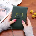 Gros plan du mini sac à bandoulière vert foncé avec motif oreilles de chat jaunes - Vert