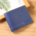 Cartera para hombre en cuero azul oscuro con textura de lichi y costuras blancas finas - Azul