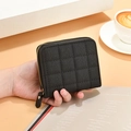 Petit portefeuille carré noir matelassé pour femme avec fermeture éclair dorée chic - Noir