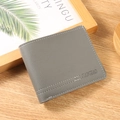 Cartera de hombre gris en cuero con patrón de lichi y costuras de gran detalle - gris oscuro