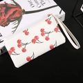 Klassische weiße Vintage Kirsch-Brieftasche mit Goldreißverschluss und Handgelenkschlaufe - Weiß (Kirschdruck)