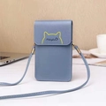 Vertikale handy-umhängetasche in nebelblau aus leder mit gelbem katzen-logo und goldkette - Blau