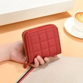 Petit portefeuille rouge matelassé pour femme avec fermeture éclair et surpiqûres - Rouge