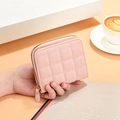 Portefeuille court rose matelassé pour femme avec surpiqûres losanges et fermeture zippée - Rose