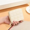 Portefeuille court en cuir matelassé blanc crème avec fermeture éclair compacte - Blanc