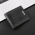 Cartera negra delgada para hombre con textura de cuero lichi y logotipo de marca metálico plateado - Negro