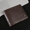 Klassische dunkelbraune Herrenbrieftasche mit Litchi-Textur und geometrischer Prägung - Kaffeebraun