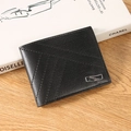 Schwarze Herrenbrieftasche mit Litschi-Lederstruktur und metallischen Logo-Details - Schwarz