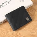 Kurze schwarze Bifold-Geldbörse für Herren mit strukturierter Oberfläche und Metallemblem - Schwarz