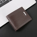 Cartera de hombre en cuero marrón oscuro con logotipo metálico y textura litchi - café