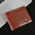 Dunkelbraune Herren-Brieftasche aus Leder mit Litschi-Maserung und Metall-Logo - Braun