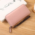 Portafoglio lungo rosa con motivo a struzzo, cerniera argentata e cinturino da polso intrecciato - Rosa