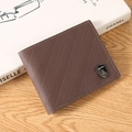 Kurze Herrenbrieftasche aus dunkelbraunem Kunstleder mit diagonaler Prägestruktur - Braun