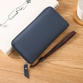 Pochette in pelle PU blu scuro con trama di struzzo, chiusura lampo e cinturino da polso - Blu