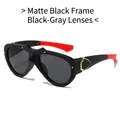 Matte zwarte en rode cat-eye zonnebril met donkergrijze glazen en gouden accenten - Normaal / Mat Zwart Frame Zwart Grijze Lens