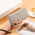Cartera larga gris claro para mujer con cremallera, correa de mano y detalles metálicos - Gris