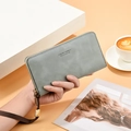 Portefeuille long pour femme en cuir mat bleu gris avec dragonne et fermeture éclair - Bleu Sombre