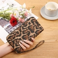 Lange Leopard-Print Geldbörse mit Handgelenkschlaufen und goldenem Reißverschluss - Braun