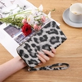 Lange Handgelenktasche mit Leopardenmuster in Grau und Schwarz mit Reißverschluss - Schwarz