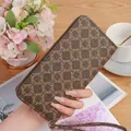 Klassische braune lange Geldbörse mit Monogramm, Reißverschluss und praktischer Handschlaufe - Kaffeebraun