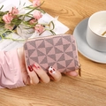 Tarjetero rosa con cremallera y diseño geométrico sobre una mesa de madera real - Rosa