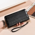 Schwarze lange Reißverschluss-Brieftasche mit Krokodilmuster, Handgelenkschlaufe und Glanz - Schwarz