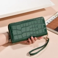 Dunkelgrüne lange Clutch-Geldbörse mit Krokodilprägung, Handgelenkschlaufe und Reißverschluss - Grün