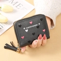 Petit portefeuille noir pour femme avec broderies de cœurs et détail pompon élégant - Noir