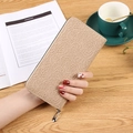 Elegantes beige Damen Portemonnaie mit Spitzenmuster in einem Café-Ambiente - Khaki
