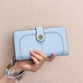 Hellblaue lange Geldbörse mit Lochmuster, Gänseblümchen-Metallverschluss und Handschlaufe - Blau