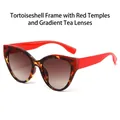 Occhiali da sole cat eye con montatura tartarugata, aste rosse e lenti sfumate tè - Montatura Tartarugata & Rossa Lenti Tè Sfumate