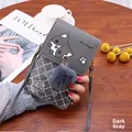 Detalle de bolso para móvil gris oscuro con parche de gato, pompón y flores - Gris oscuro