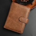 Braune Herren Geldbörse im Vintage Stil auf dunklem Untergrund mit Kaffeebohnen - Braun