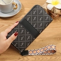 Lange schwarze Damen-Geldbörse mit weißem BL-Buchstaben-Print und buntem Handgelenksband - Monogramm Buchstaben Druck Stil / Schwarz