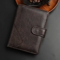 Dunkelbraune Vintage-Herrengeldbörse aus Leder mit Schnallenverschluss und Textur - Kaffeebraun