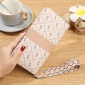 Lange beige Damengeldbörse mit braunem BJ-Muster und bunter geometrischer Handschlaufe - Monogramm Buchstaben Druck Stil / Gebrochenes Weiß