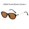 Gafas de sol cat-eye vintage con montura negra, lentes de té y patillas doradas - Montura Negra Lentes de Té