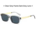 Lunettes de soleil carrées avec monture gris transparent, verres foncés et branches en métal doré - Standard / Standard (Incl. TVA 13 %) Monture gris transparent et verres noir-gris