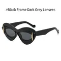 Gafas de sol cat eye con montura negra, lentes grises y detalles metálicos dorados - Montura Negra Lentes Gris Negro