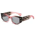 Lunettes de soleil œil de chat à motif léopard rose avec verres gris et monture épaisse - Standard / Standard (TVA 13 % incluse) Monture léopard rose et verres gris