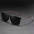Détail de lunettes de soleil carrées classiques avec branches bordeaux texturées et rayures - Standard / Standard monture noire verres gris (branches rouges)