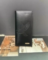 Detalle de cartera para hombre en cuero granulado negro con grabado de ave y logo - Negro