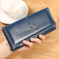 Dunkelblaue lange Lederbrieftasche mit goldenem Kleeblatt-Verschluss und weißen Nähten - Blau